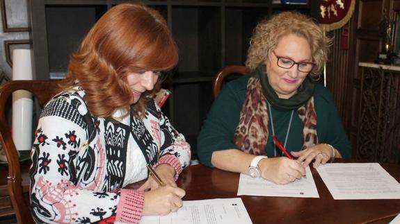 Antonia Olivares y Violeta Cuéllar.