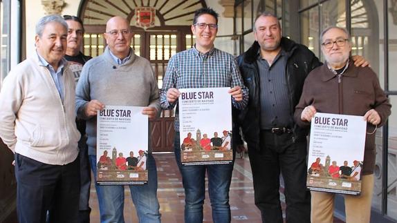 El concejal de Festejos entre los Blue Star en la presentación del concierto.