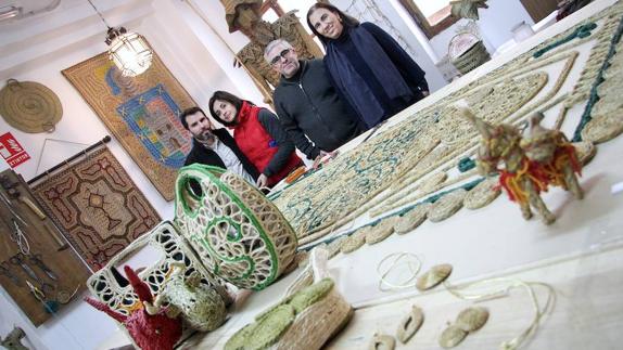 El trabajo con el esparto de la familia Blanco, finalista de los Premios Nacionales de Artesanía