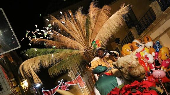 Baltasar lanzando caramelos durante la cabalgata.