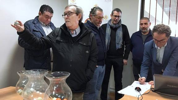 Momento de la extracción de los números por el notario.