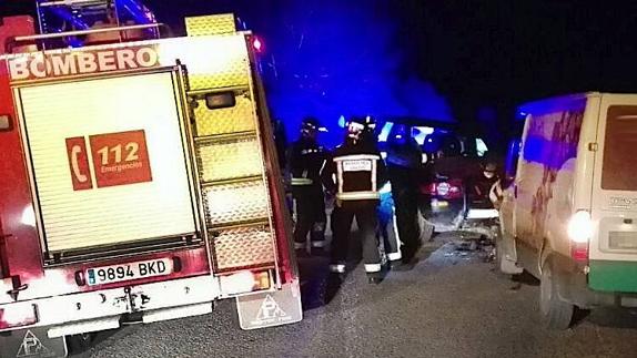Los Bomberos junto a los dos vehículos siniestrados.