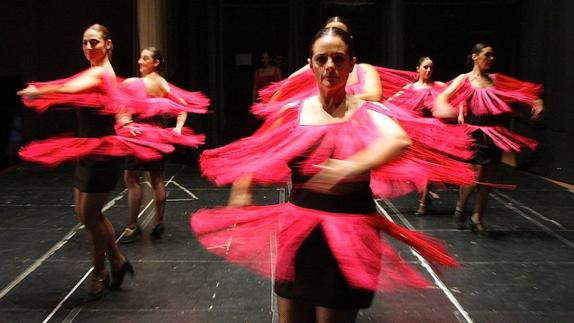 La Escuela de Danza Ramoni forma parte del cartel.