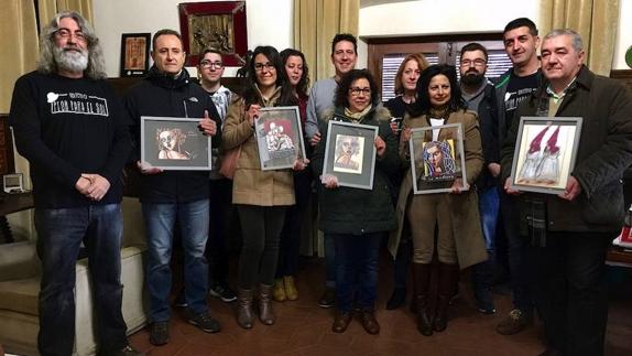 Los afortunados tras la entrega de los premios.