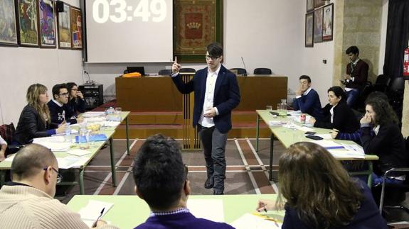 Uno de los debates desarrollados durante el torneo.