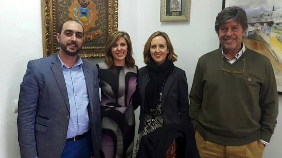 Javier Gámez, a la izquierda, junto a Ana María Romero.