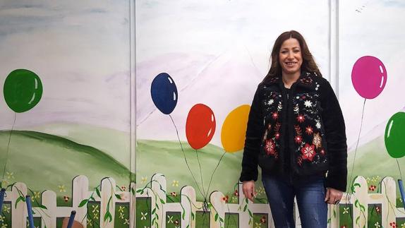 Josefa Chinchilla, concejala del área, en el aula de atención infantil.