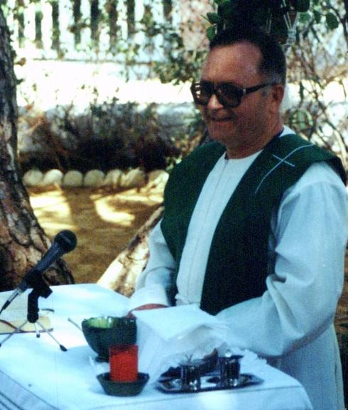 El padre Antonio en el campamento de Úbeda en La Barrosa.