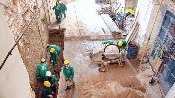 Alumnos de la Escuela Taller, hace años, interviniendo en un palacio de Úbeda.