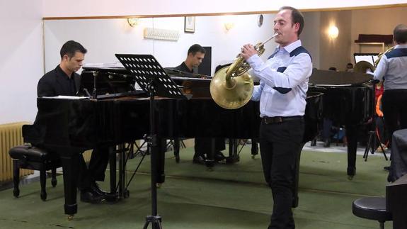 Actuación de Sergio Molina al piano y Juan Miguel Vicente a la trompa durante el concierto de profesores celebrado anoche.