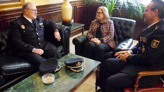 José Ferrer, a la izquierda, junto a la subdelegada del Gobierno.