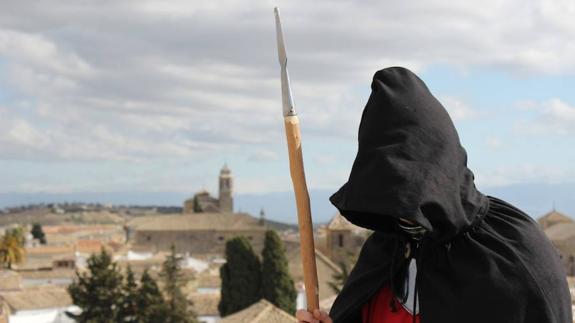 Un personaje en el Torreón del Santo Cristo.