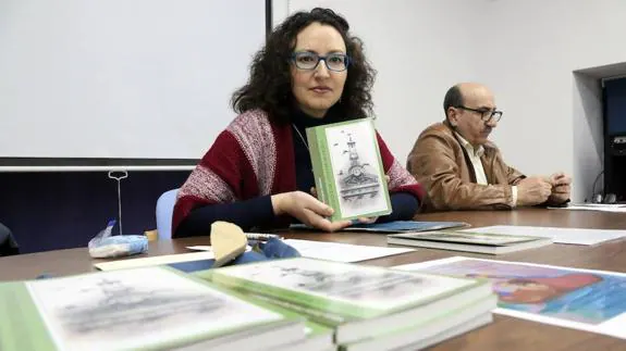 Marta Isabel Rodríguez con su libro.