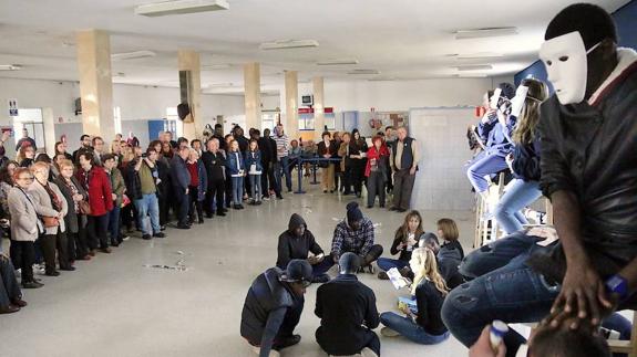 Un montaje en la estación de autobuses puso fin al Festival de Teatro e Inclusión Social