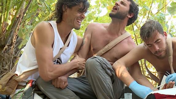 Juan Toral, a la derecha, dando unos puntos de sutura a un compañero.