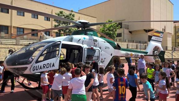 Alumnos de Primaria de Safa recibieron la visita especial de un helicóptero de la Guardia Civil