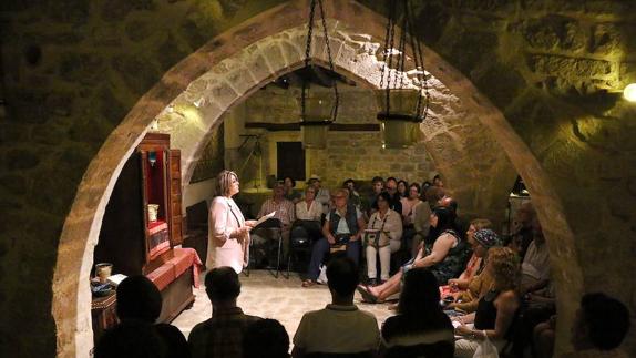 Inspirados versos resonaron en diferentes lugares de la ciudad