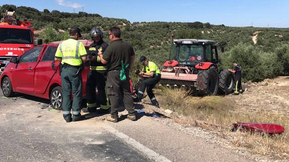 Colisión de un turismo y un tractor en la carretera que une Úbeda y Sabiote