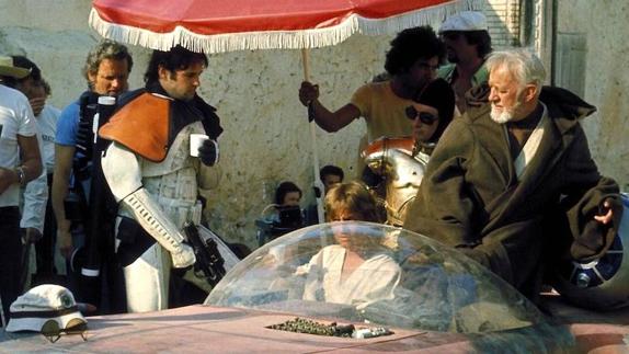 El actor canadiense Anthony Forrest, vestido de soldado imperial, durante el rodaje.