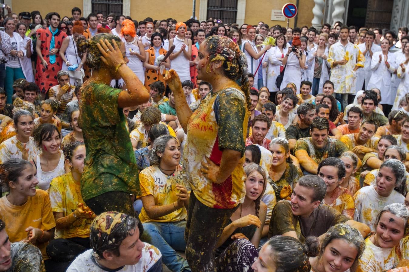 Medicina celebra San Lucas con novatadas