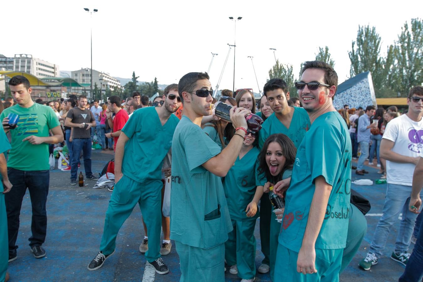 Medicina celebra San Lucas con novatadas