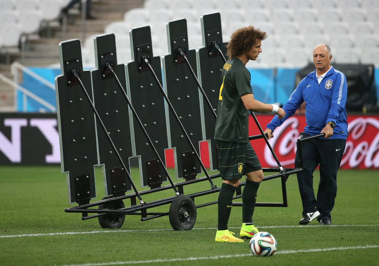 Brasil prepara sus tácticas. La selección anfitriona entrena algunas jugadas a balón parado