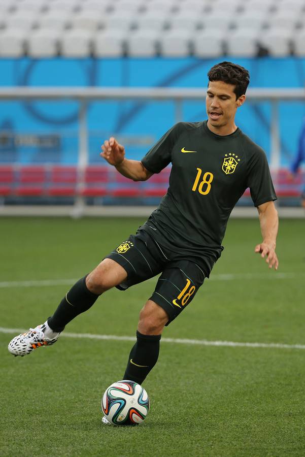 Hernanes toca la pelota. Algunos jugadores de Brasil se pasan el esférico