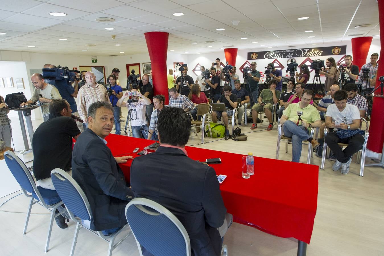 Caparrós quiere un equipo &quot;ambicioso y comprometido&quot;