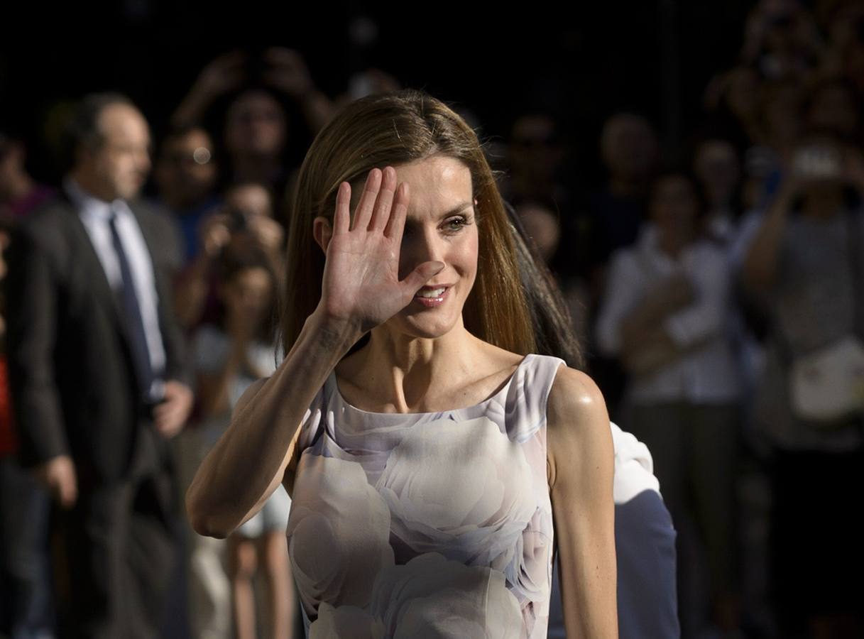 Primer acto en solitario de la reina Letizia. Ataviada con un primaveral vestido hasta la rodilla, ha saludado a los presentes a su llegada al museo del Prado.