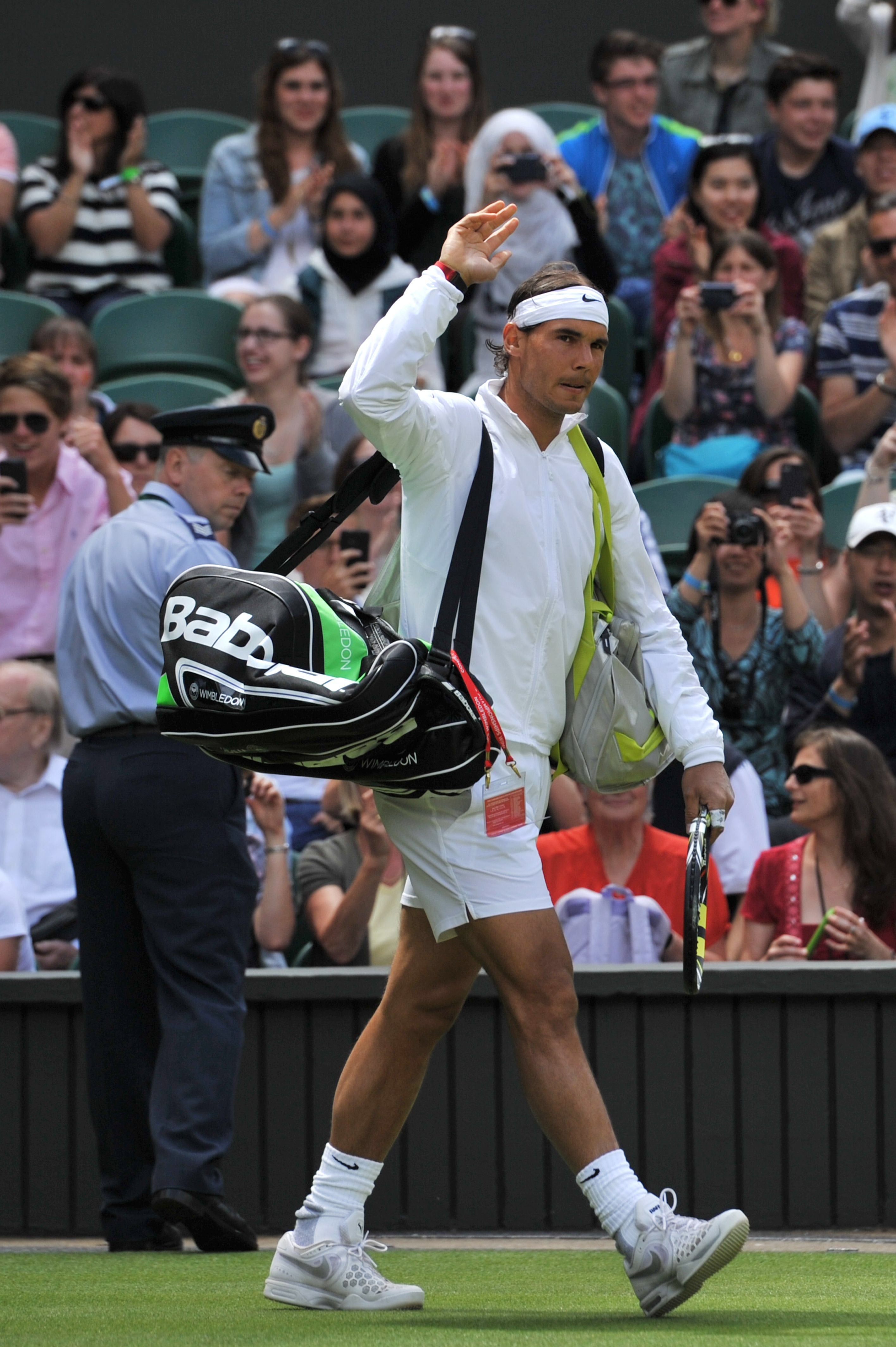 Nadal llegando a la pista.