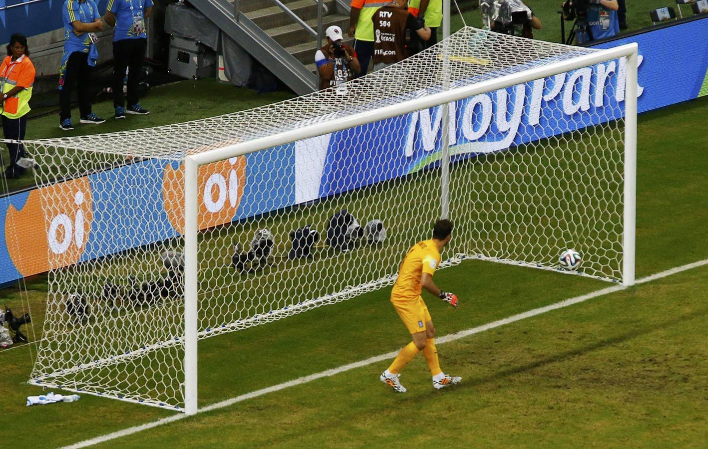 El balón entra en la portería griega.