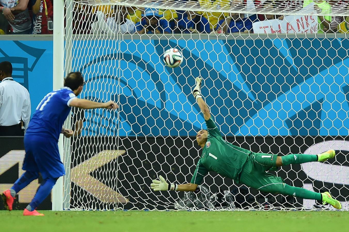 Navas detiene el penalti del griego Gekas.