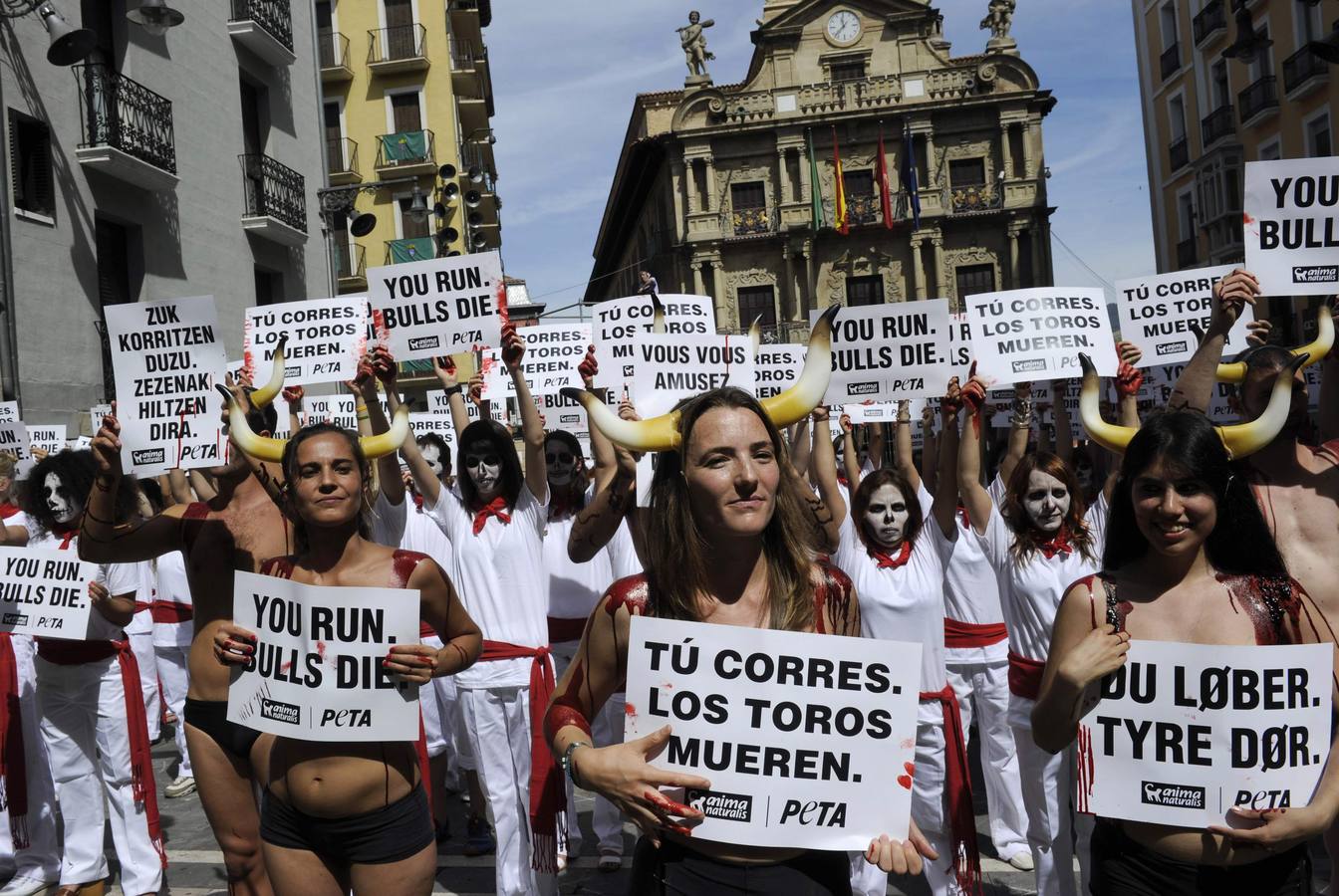 Manifestación antitaurina frente al ayuntamiento de Pamplona.