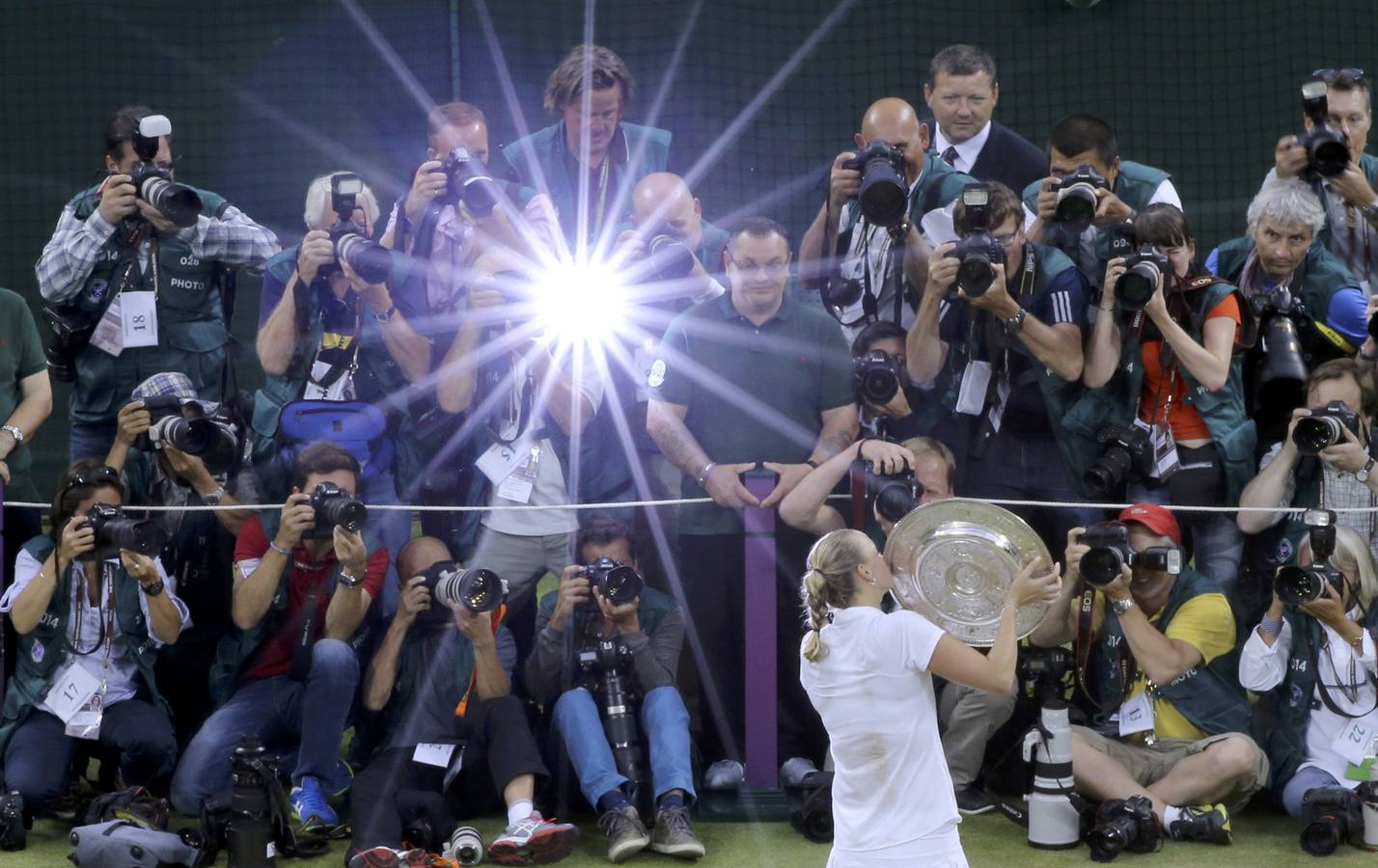 Petra Kvitova, de la República Checa, sostiene el trofeo de ganadores en los campeonatos de tenis de Wimbledon.