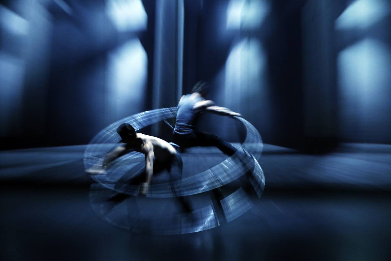 Varios artistas de la compañía canadiense Cirque Eloize durante su actuación del show "Cirkopolis" en Santiago (Chile).