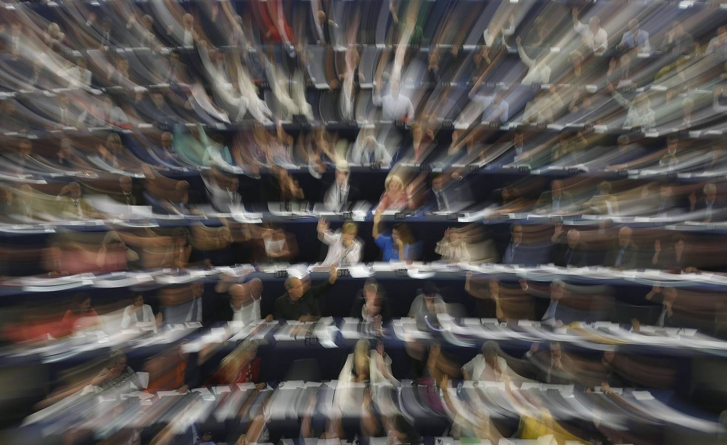 Los miembros del Parlamento Europeo participan en una sesión de votación en el Parlamento Europeo, en Estrasburgo.