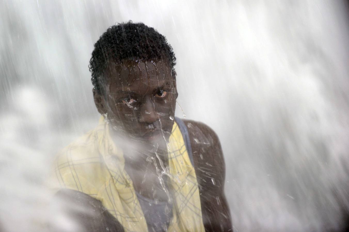 Baños de peregrinos en una cascada en Saut d'Eau, 68 kilometros al norte de Port-au-Prince.