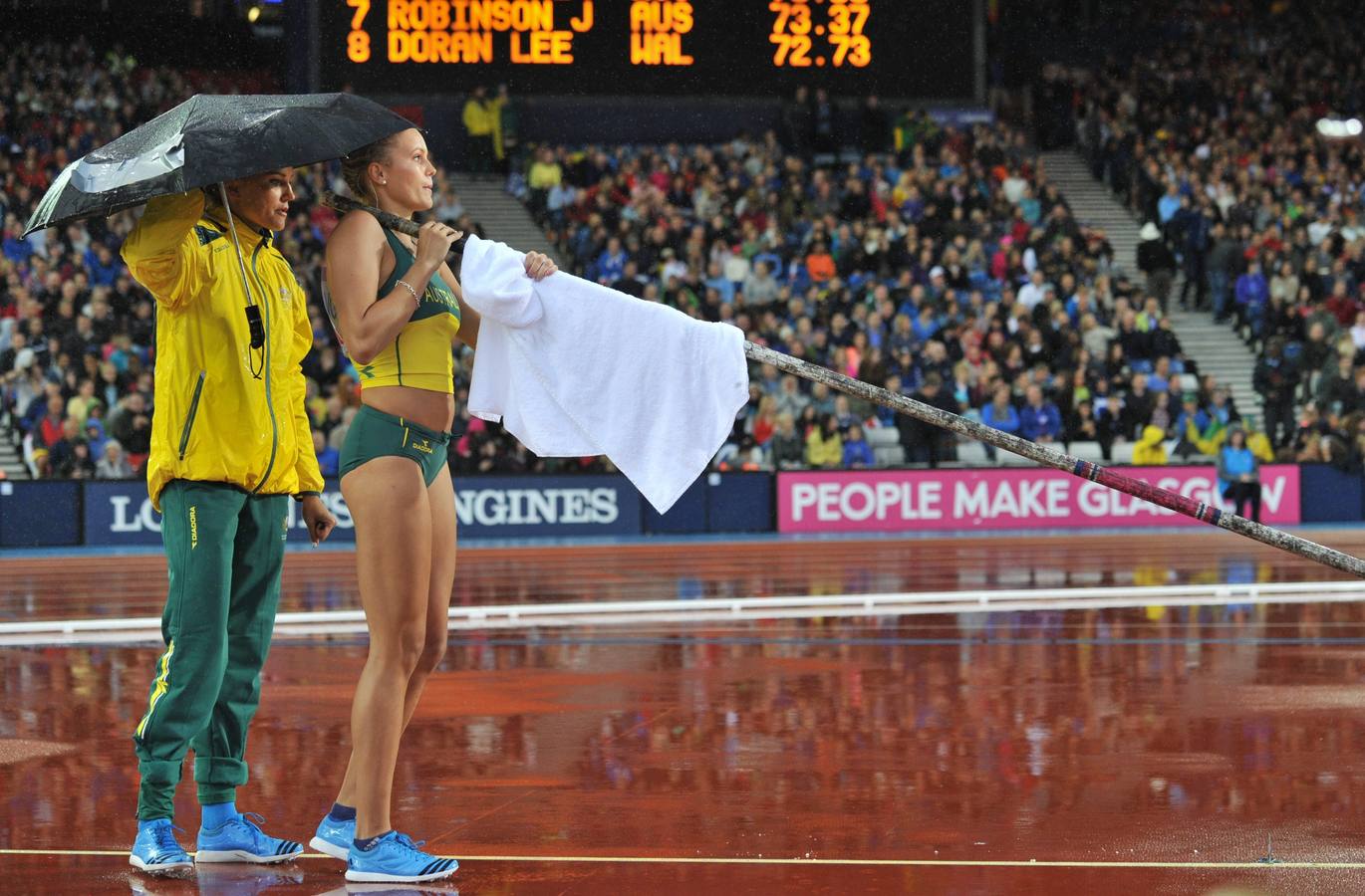 Liz Parnov de Australia y Vicky Parnov de Australia en la final del torneo de polo de atletismo en el estadio Hampden Park durante los Juegos de la Commonwealth en Glasgow, Escocia.