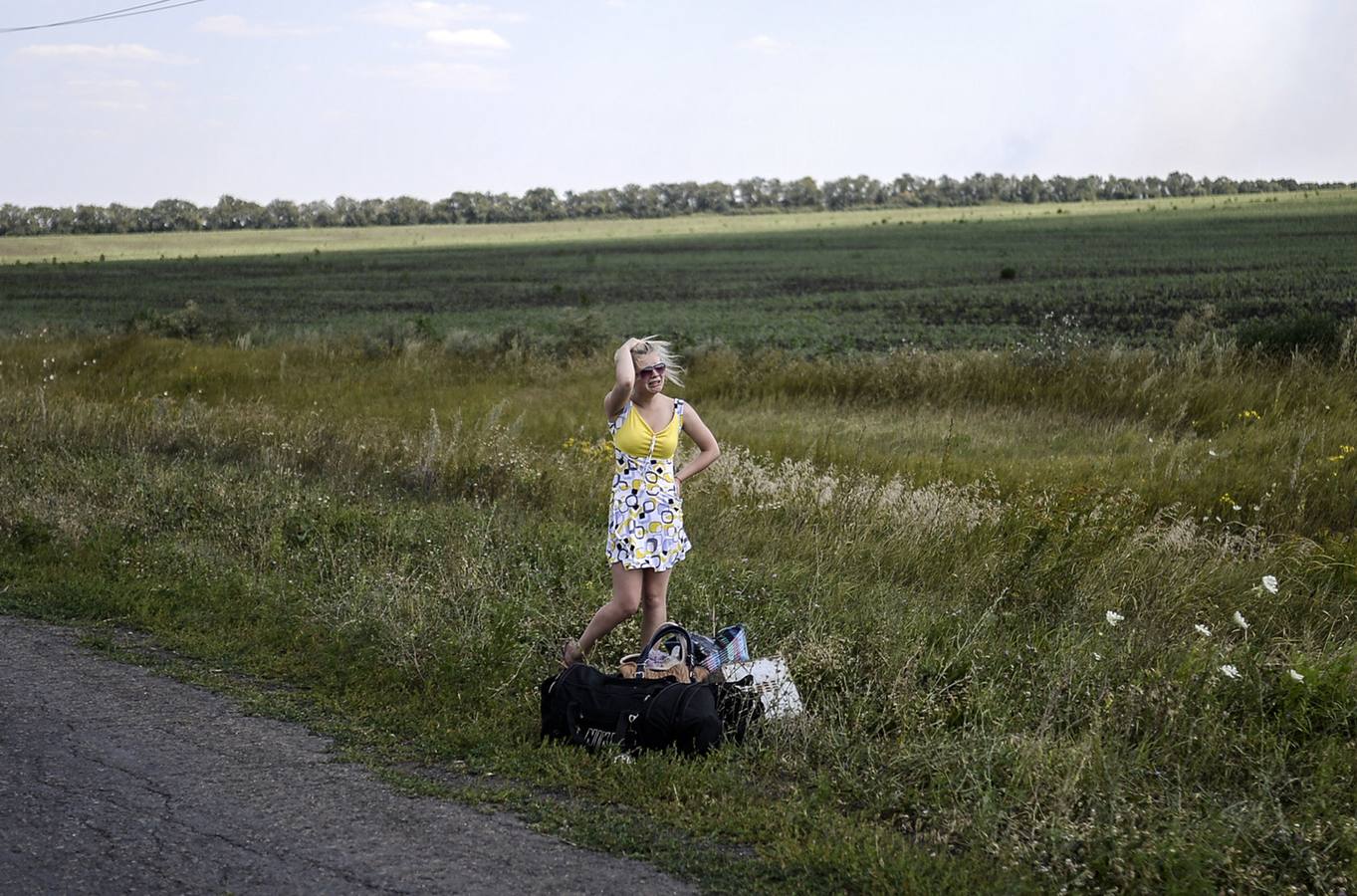 Una chica ucraniana llora con su equipaje después de salir de su casa cerca del pueblo de Hrabove (Grabovo), algunos al este 80 kilometros de Donetsk.