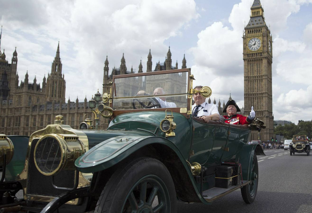 Hombres vestidos de çepoca son conducidos más allá de la torre del reloj Big Ben en un coche de época eduardiana durante el centanario de la Gran Guerra Centenario.