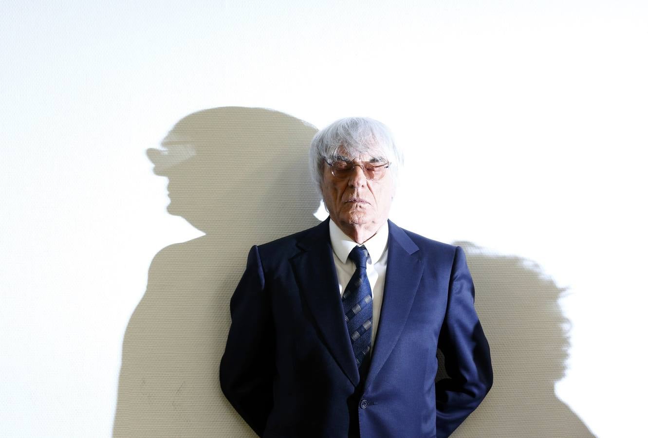 El presidente de la Fórmula Uno Bernie Ecclestone cierra los ojos mientras llega a la sala, en la Audiencia Provincial de Munich.