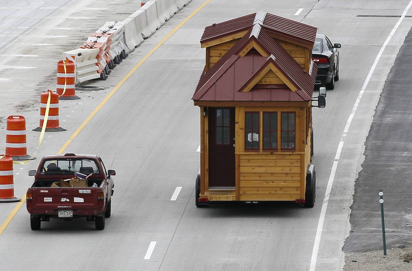 Una casa Tiny House es remolcado por la autopista cerca de Boulder, Colorado.