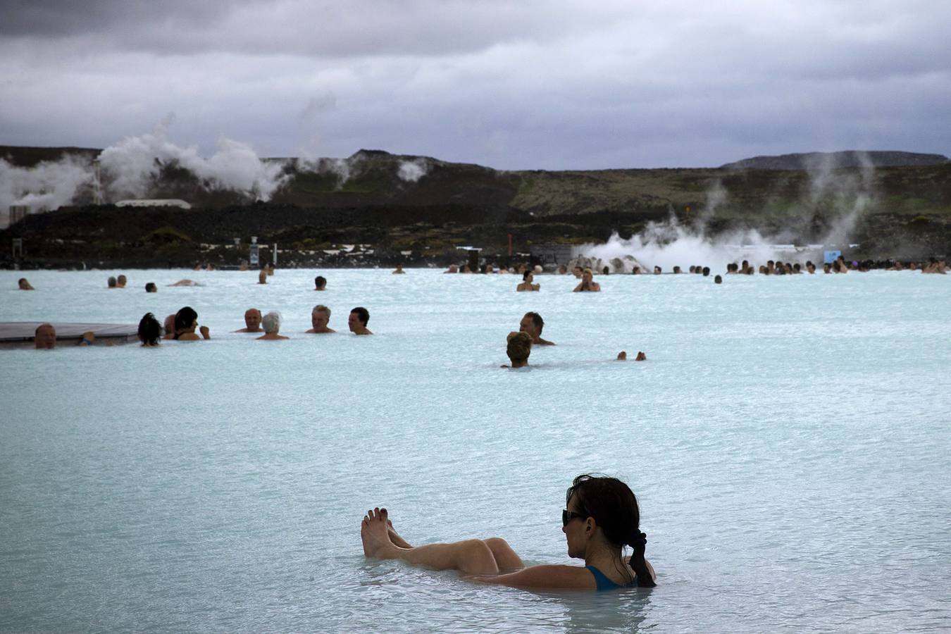 Gente bañándose en la "Laguna Azul", una de las atracciones más visitadas de Islandia en la península de Reykjanes, Islandia al sudoeste.