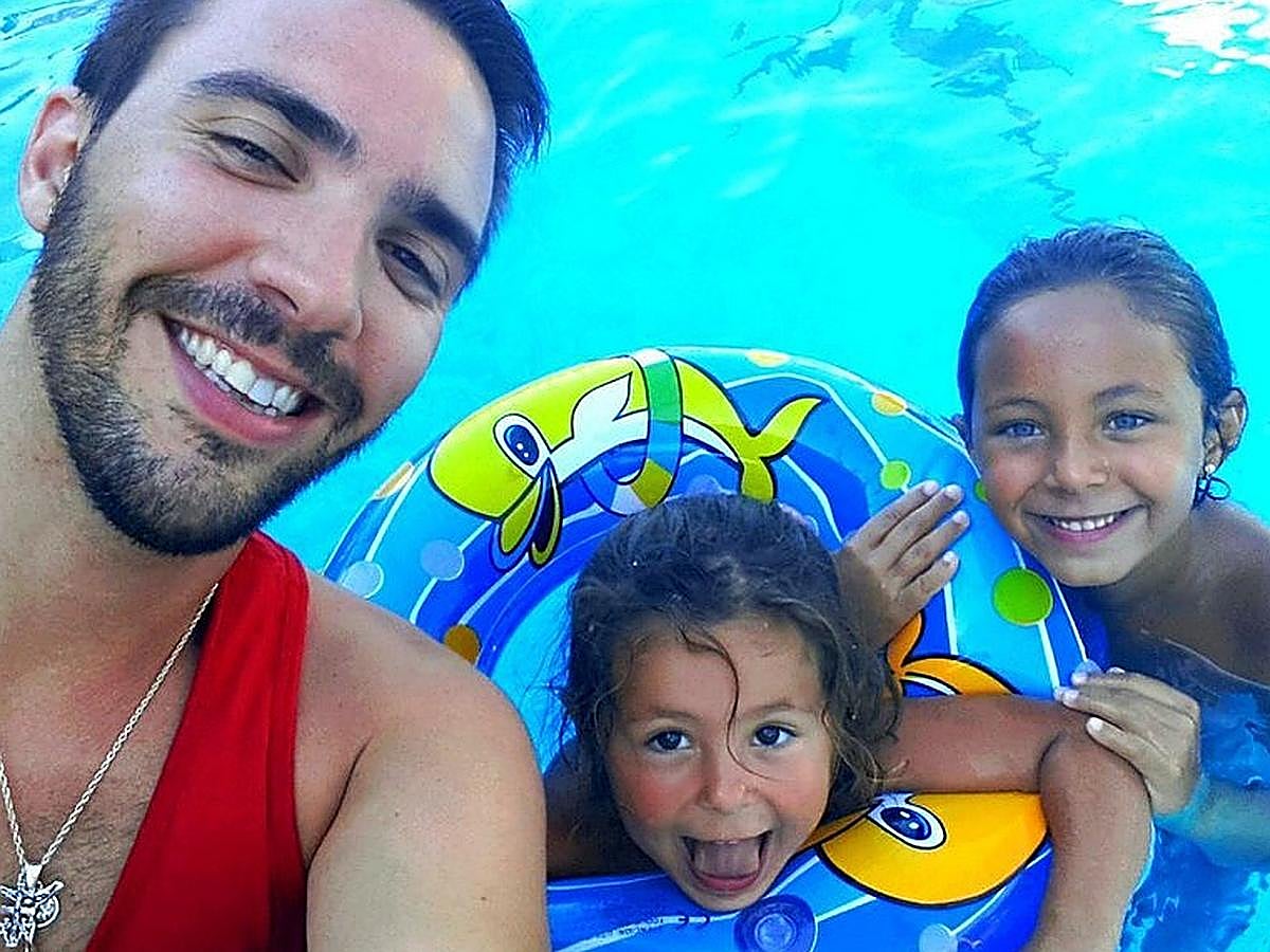 Piscina. Dani se lo está pasando de escándalo en la piscina, ¡y en muy buena compañía!