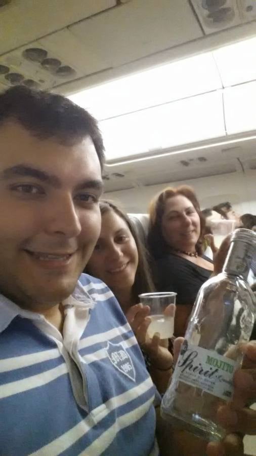 ¡Buen viaje! José Ruiz brinda con un mojito, ya en el avión.