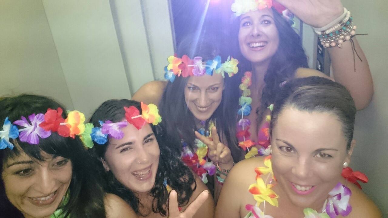 ¡A divertirse! María Pilar Calar Fernández salía de fiesta con sus amigas y, para redondear la noche, decidieron vestirse de hawaianas.