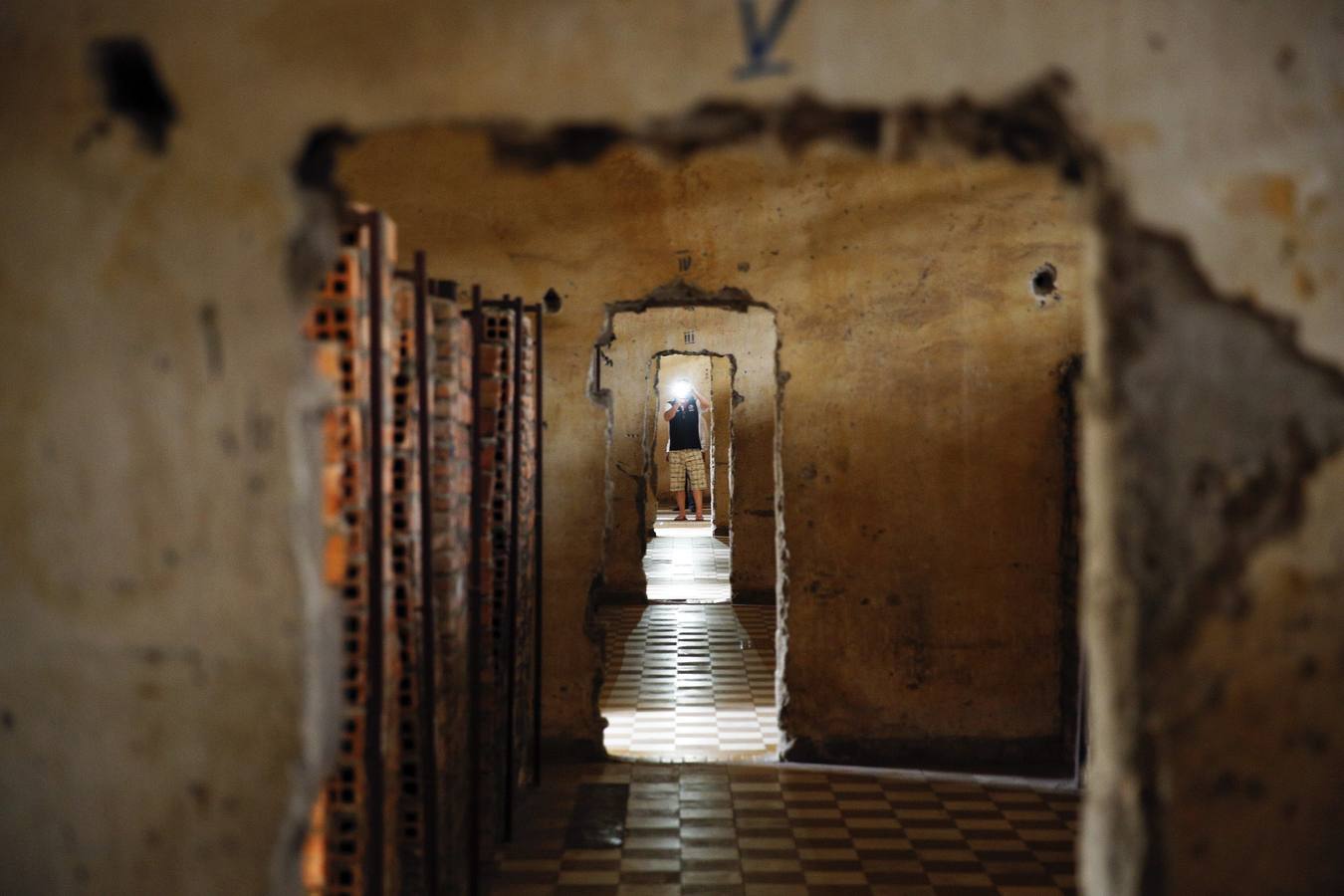 Un turista toma fotos en la antigua tristemente célebre prisión de Tuol Sleng Khmer Rouge que es ahora el Museo del Genocidio en Phnom Penh.
