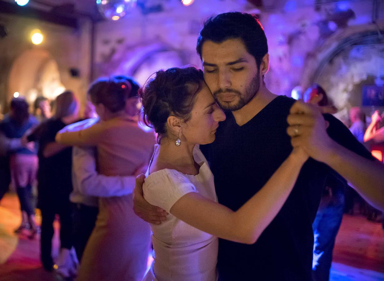 Las parejas bailan durante una sesión de milonga en el Club de Tango de Soie en Lyon.