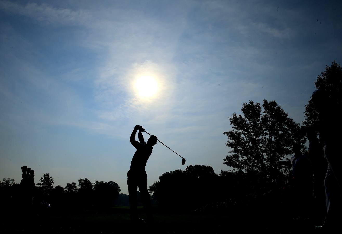 Thorbjorn Olesen de Dinamarca realiza un golpe de salida durante una ronda de práctica antes del inicio del Campeonato de la PGA en el Valhalla Golf Club en Louisville, Kentucky.