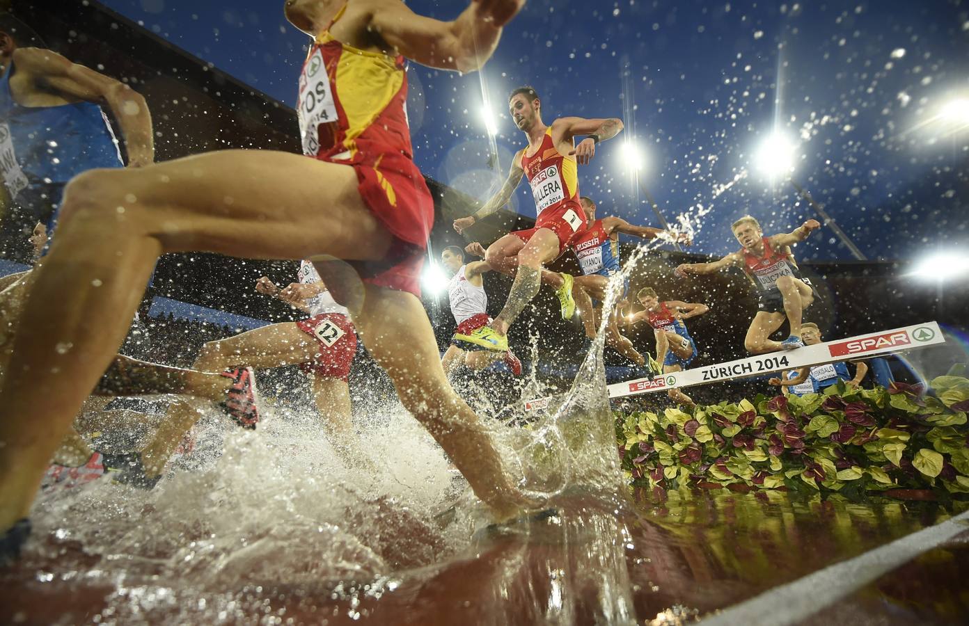 Ángel Mullera de España y Steffen Uliczka de Alemania competir en la final 3.000 metros obstáculos en los Campeonatos de Europa de Atletismo de Zurich.